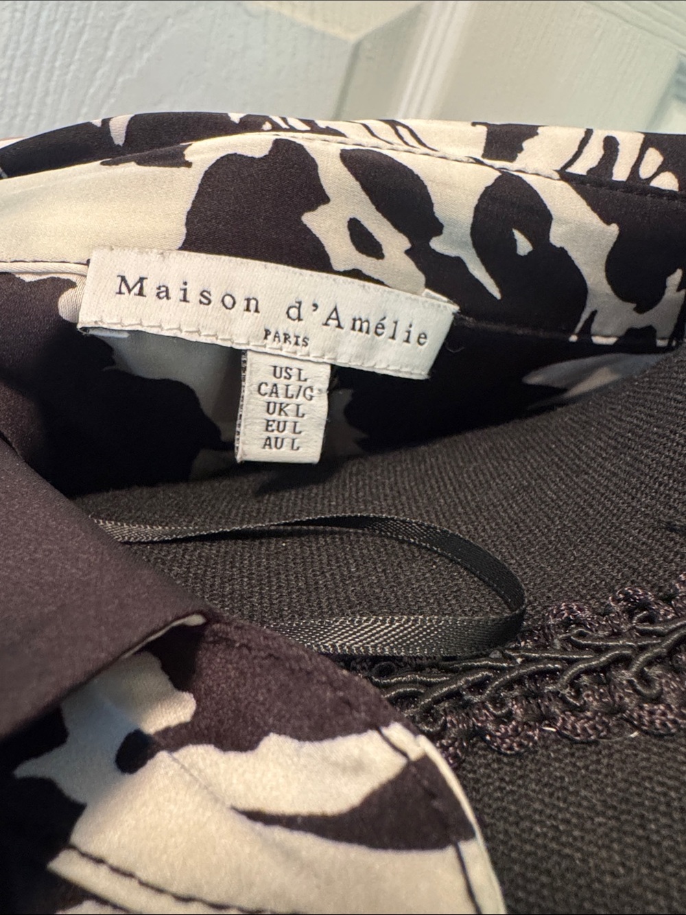 Black & White Floral Button-Front Blouse - Picture 2 of 5